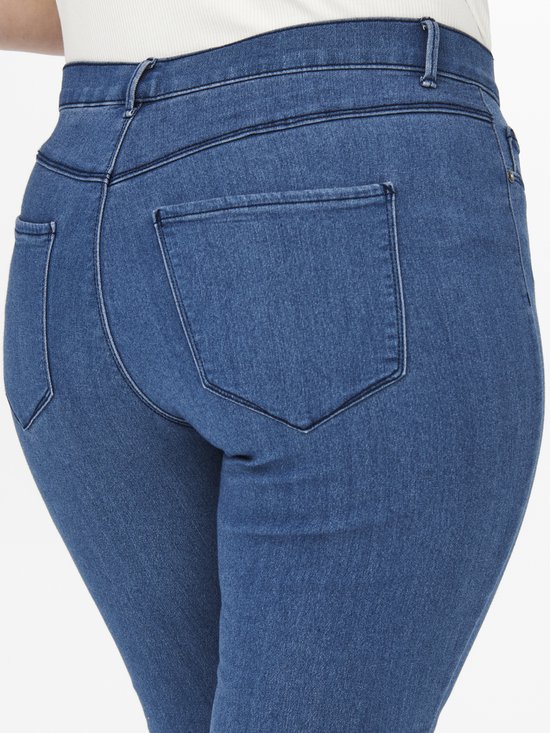Blauwe skinny jeans, detail van de achterkant met naden.