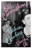 Boekomslag met de titel 'Fashion Climbing A New York Life' in roze en cyaanletters, met een deel van het gezicht van een vrouw met een hoed en parels.