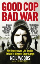 Boekomslag met de titel 'GOOD COP BAD WAR' in grote rode letters. Een man met een capuchon staat centraal, met op de achtergrond drie figuren en een gebouwencomplex.