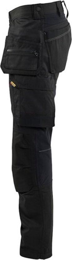 Vue latérale d'un pantalon de travail noir avec de nombreuses poches, y compris des poches cargo.