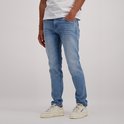 Model dat een lichtblauwe jeans draagt, detail van de zijkant. CARS JEANS.