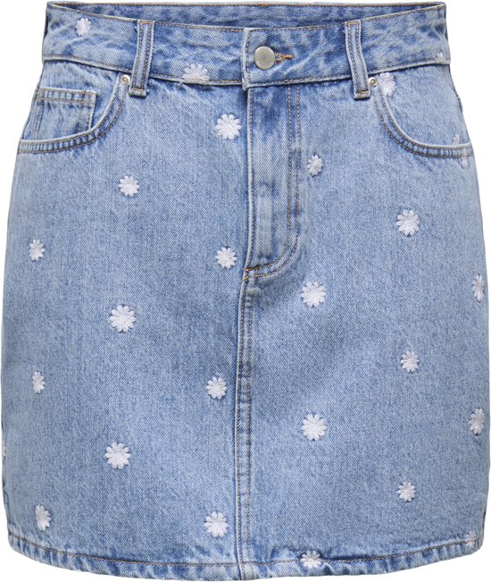 Lichtblauwe denim rok met witte bloemenprint. De rok is hoog gesloten met een knoop en ritssluiting.