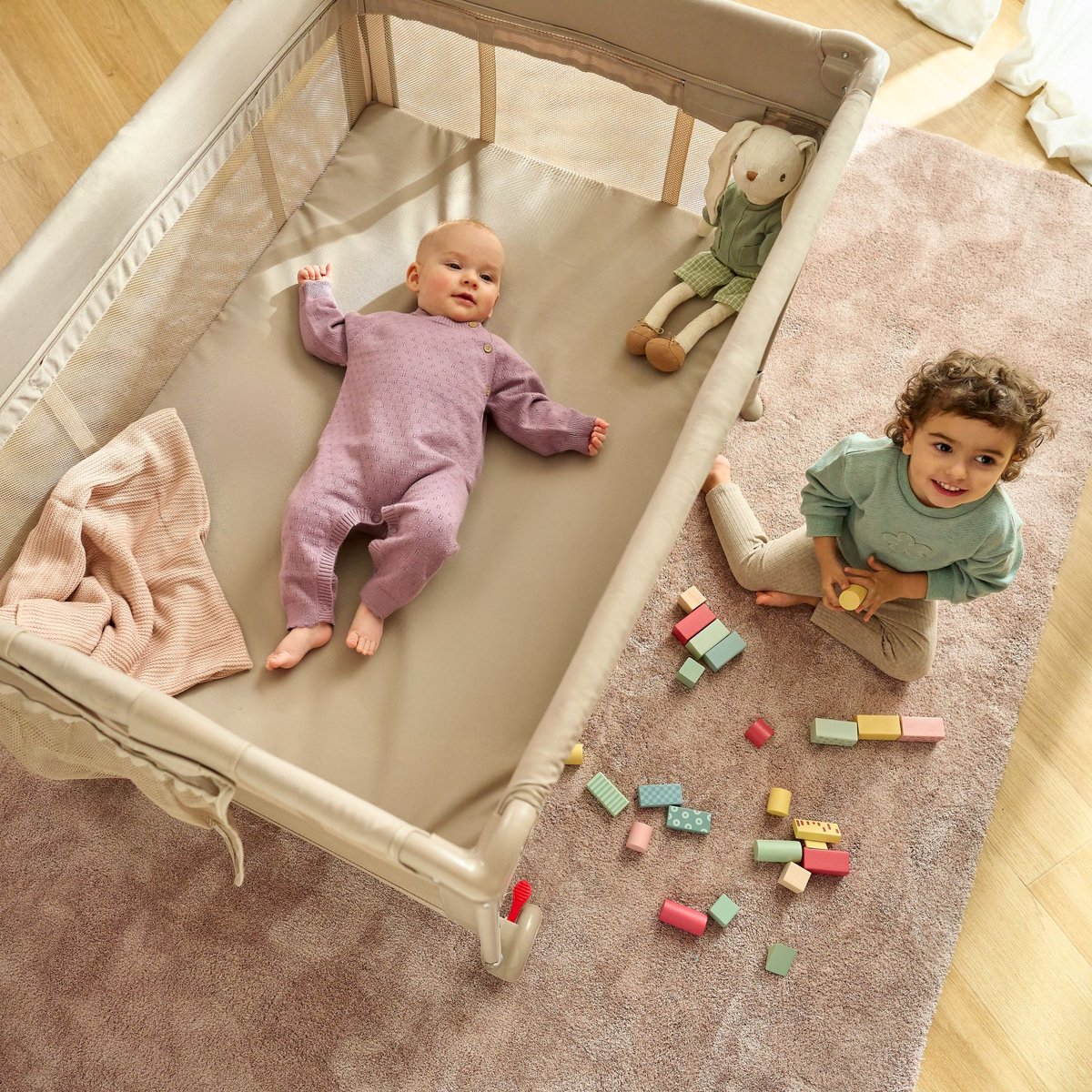 Lionelo Laura Campingbedje 2in1 – Reisbedje & Babybedje – 0-36 Maanden – 2 Matrasniveaus – Compact & Lichtgewicht – Schuimmatras – 2 Wielen met Rem – Mesh Zijpanelen – Zij-ingang – Opbergvak – Inclusief Draagtas – foto 7