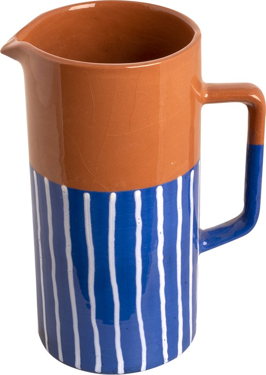 Bruine schenkkan met blauw-wit gestreepte onderkant.