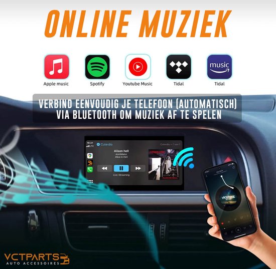 Afbeelding van een auto dashboard met een scherm waarop Spotify wordt afgespeeld, en een hand die een telefoon vasthoudt met de Spotify app.