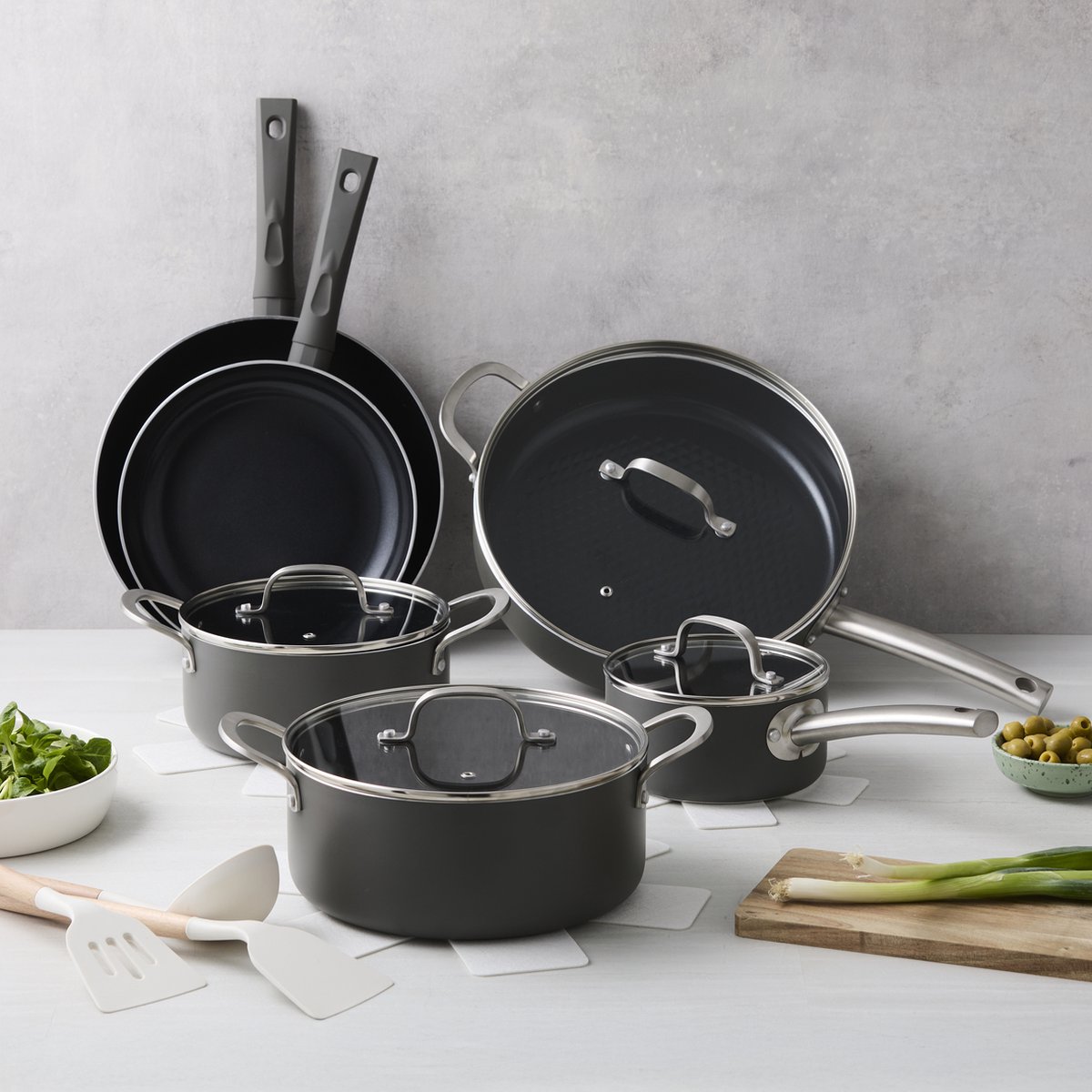 ISENVI Murray Chef Maison - Compleet met ISENVI Avon - Pannenset 15 Delig - RVS & Ergo grepen - Antraciet - Keramisch - 100% PFAS, PTFE vrij - 100% duurzaam - Unieke Antiaanbaklaag - Non-stick bodem - Vaatwasbestendig - Geschikt voor alle
