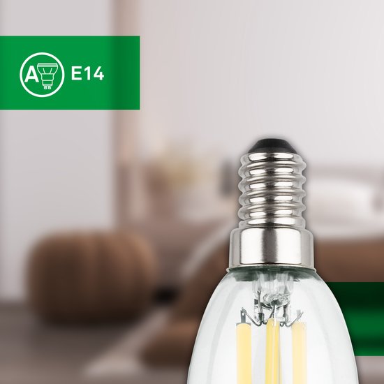 Close-up van de E14 fitting van een heldere LED kaarslamp met filament.