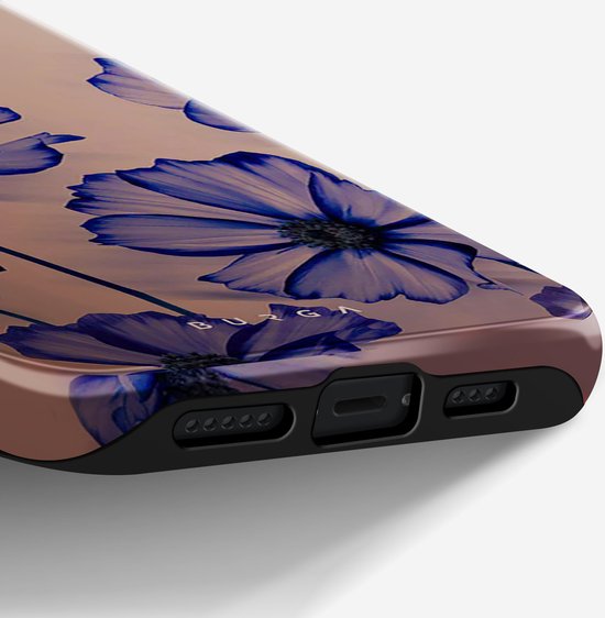 Detail van een bruin telefoonhoesje met donkerblauwe bloemenprint en zicht op de speakers.
