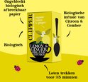 Doosje Clipper Biologische Citroen & Gember thee, met illustratie van citroen, bloemen en een kop.