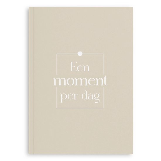 Crème kaft van een dagboek met de tekst 'Een moment per dag' in het midden, omgeven door een kader.