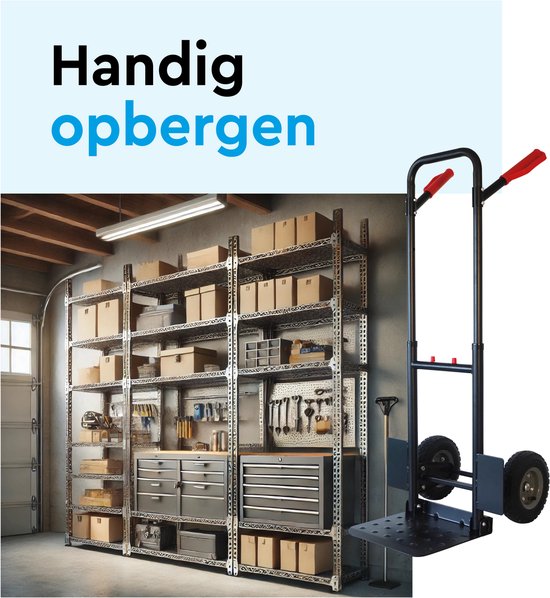 Zwarte steekwagen in een garage naast een rek met dozen. Handig opbergen.
