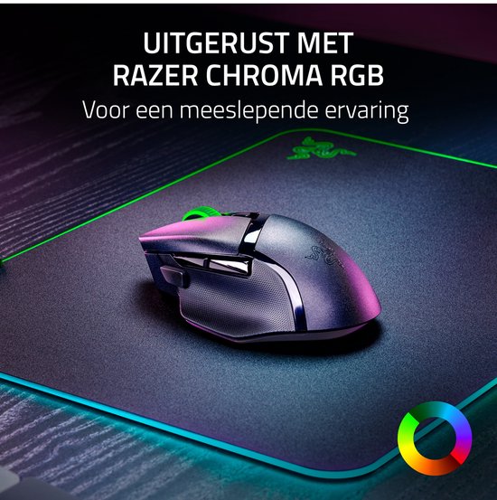 Zwarte Razer gaming muis met groene scrollwheel op een RGB muismat. Tekst over Razer Chroma RGB in het Nederlands.