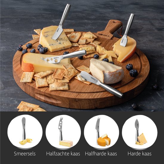 Een houten serveerplank met een verscheidenheid aan kazen, fruit, crackers en vier Boska kaasmessen.