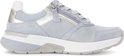 Lichtblauwe sneaker met zilveren accenten, ritssluiting en veters.