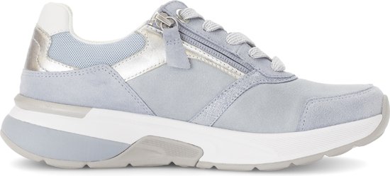 Lichtblauwe sneaker met zilveren accenten, ritssluiting en veters.