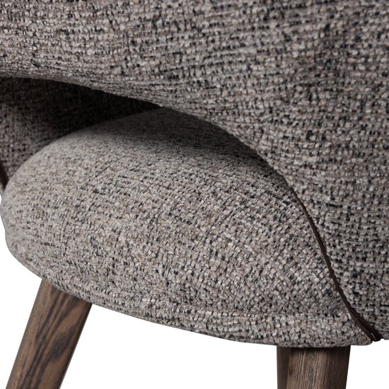 Detail van de zitting en rugleuning van een eetkamerstoel in taupe stof.