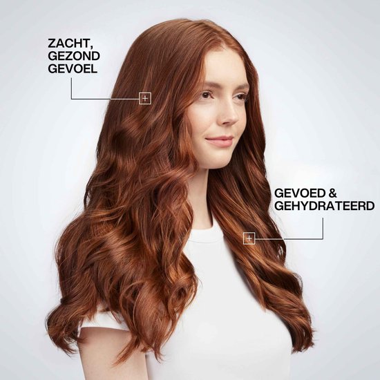 Mannequin aux longs cheveux roux ondulés, avec des flèches pointant vers "TOUCHER DOUX ET SAIN" et "NOURRIS ET HYDRATÉS".