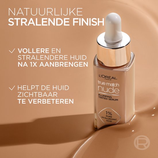 Een flesje L'Oréal Paris True Match Nude Plumping Tinted Serum met hyaluronzuur.