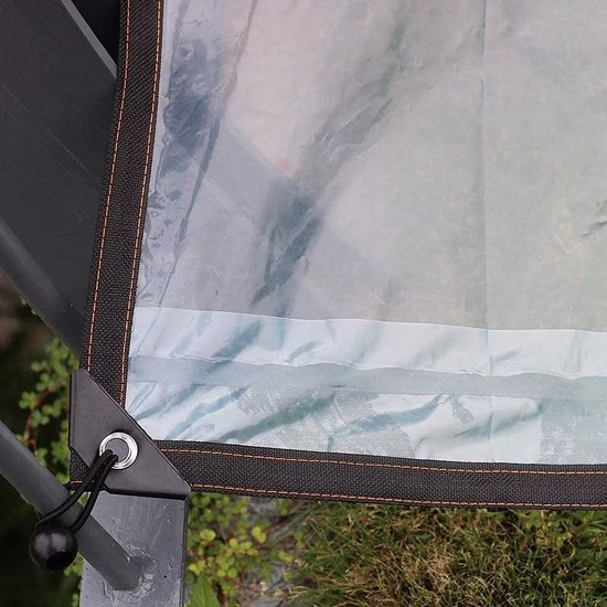 Détail du coin d'une bâche transparente avec un œillet métallique, renforcé par une bande noire et des coutures oranges.