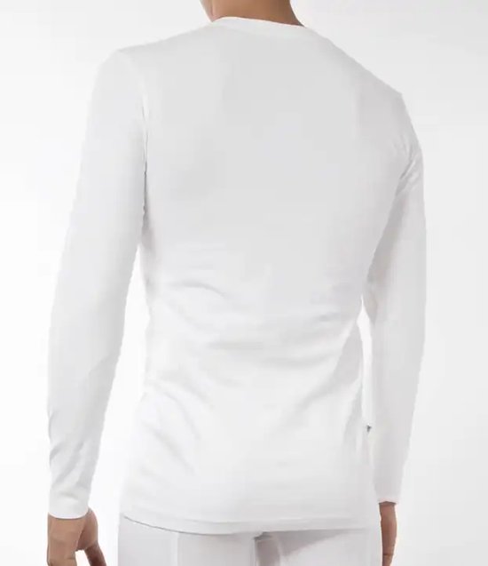 Achterkant man met langarmig, aansluitend wit bamboe shirt.