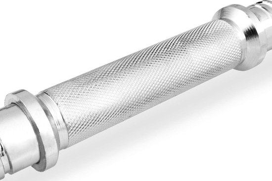 Close-up van het gekartelde greepgedeelte van een zilveren halter.