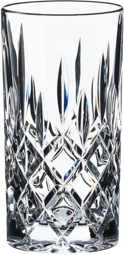 Een hoog, kristallen longdrinkglas met een facetgeslepen patroon van ruiten en verticale lijnen.