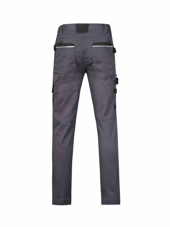 Arrière du pantalon de travail gris foncé avec coutures orange et détails réfléchissants sur les poches arrière.