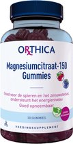 Fles met paarse gummies. Gekleurde afbeelding van bosbessen en frambozen. Tekst: Magnesiumcitraat-150 Gummies.