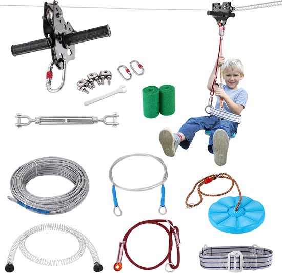 Volledige set zipline-onderdelen met katrol, karabiners, spanners, klemmen, boomprotectors, draagtas, en een jongen die van de zipline glijdt op een blauw zitschijf-zadel.