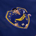 Blauw schild met gele sterren. Bevat een afbeelding van Maradona in een blauw en geel tenue met nummer 10.