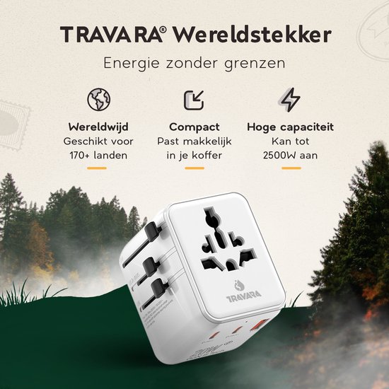 Travara wereldstekker in een bosrijke omgeving. Geschikt voor 170+ landen, compact en met een hoge capaciteit tot 2500W.