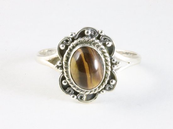 Zilveren ring met ovale tijgeroog edelsteen, versierd met bloemvormige zilveren rand.