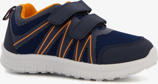 Basket de sport enfant bleu avec accents orange, fermeture velcro et semelle blanche.