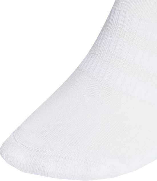 Détail de la chaussette basse blanche adidas, avec coutures aux orteils.