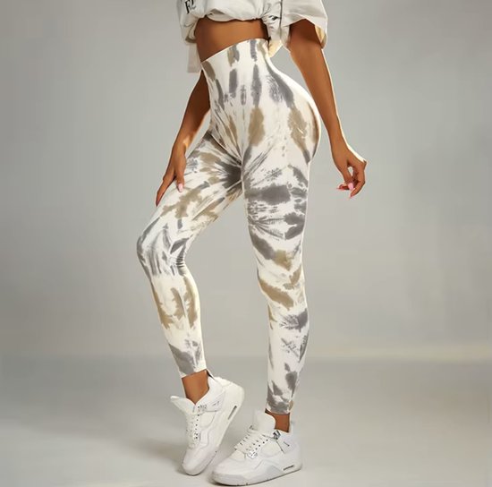 Hoge taille legging met tie-dye print in groen, grijs en wit. Gedragen op een model.
