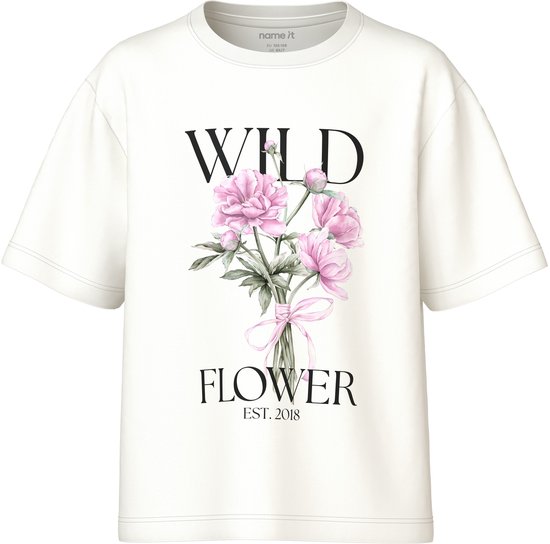 Wit T-shirt met korte mouwen en een print van roze bloemen, het woord "WILD" boven en "FLOWER EST. 2018" onder de bloemen.