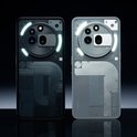 Twee Nothing Phones naast elkaar, één zwarte en één grijze, met hun unieke transparante achterkant.