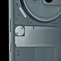 Gedetailleerde close-up van de achterkant van de grijze Nothing Phone, met de interne componenten.