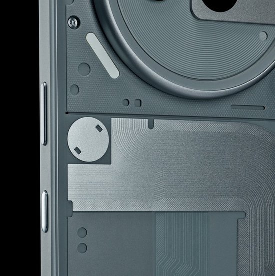Gedetailleerde close-up van de achterkant van de grijze Nothing Phone, met de interne componenten.