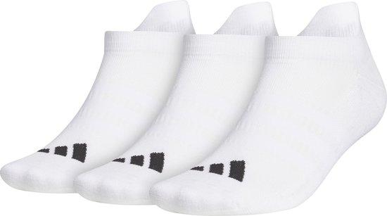 Drie paar witte sportsokken van Adidas met zwarte strepen op de enkel.