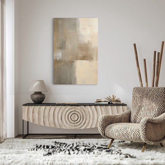 Abstract doek met beige en grijstinten, in een woonkamer met fauteuil.