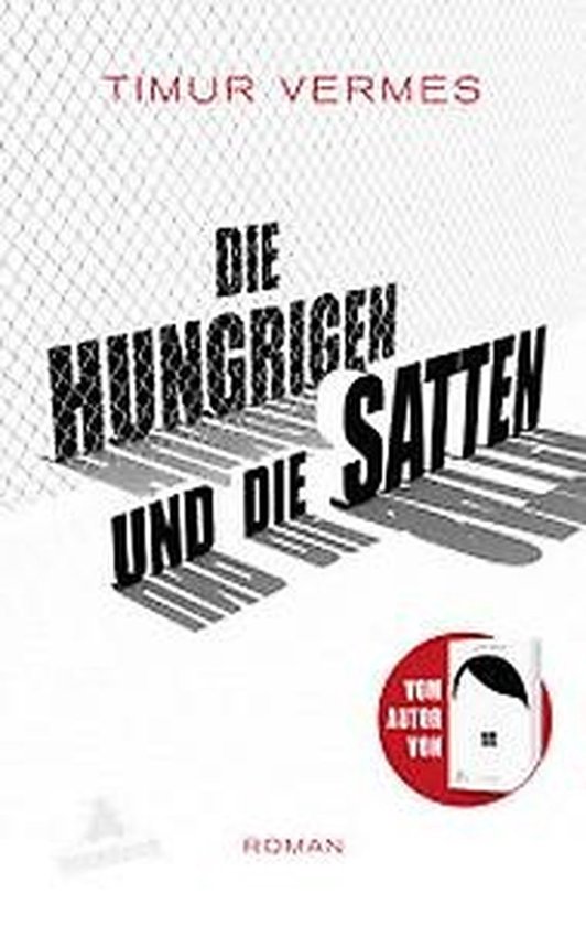 Boek 'Die Hungrigen und die Satten' van Timur Vermes. Tekst met schaduw, op de achtergrond een hek.