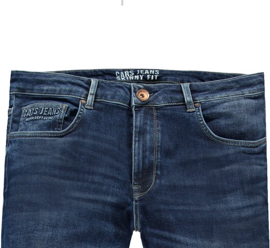 Close-up van de voorkant van een donkerblauwe Cars Jeans skinny fit spijkerbroek.