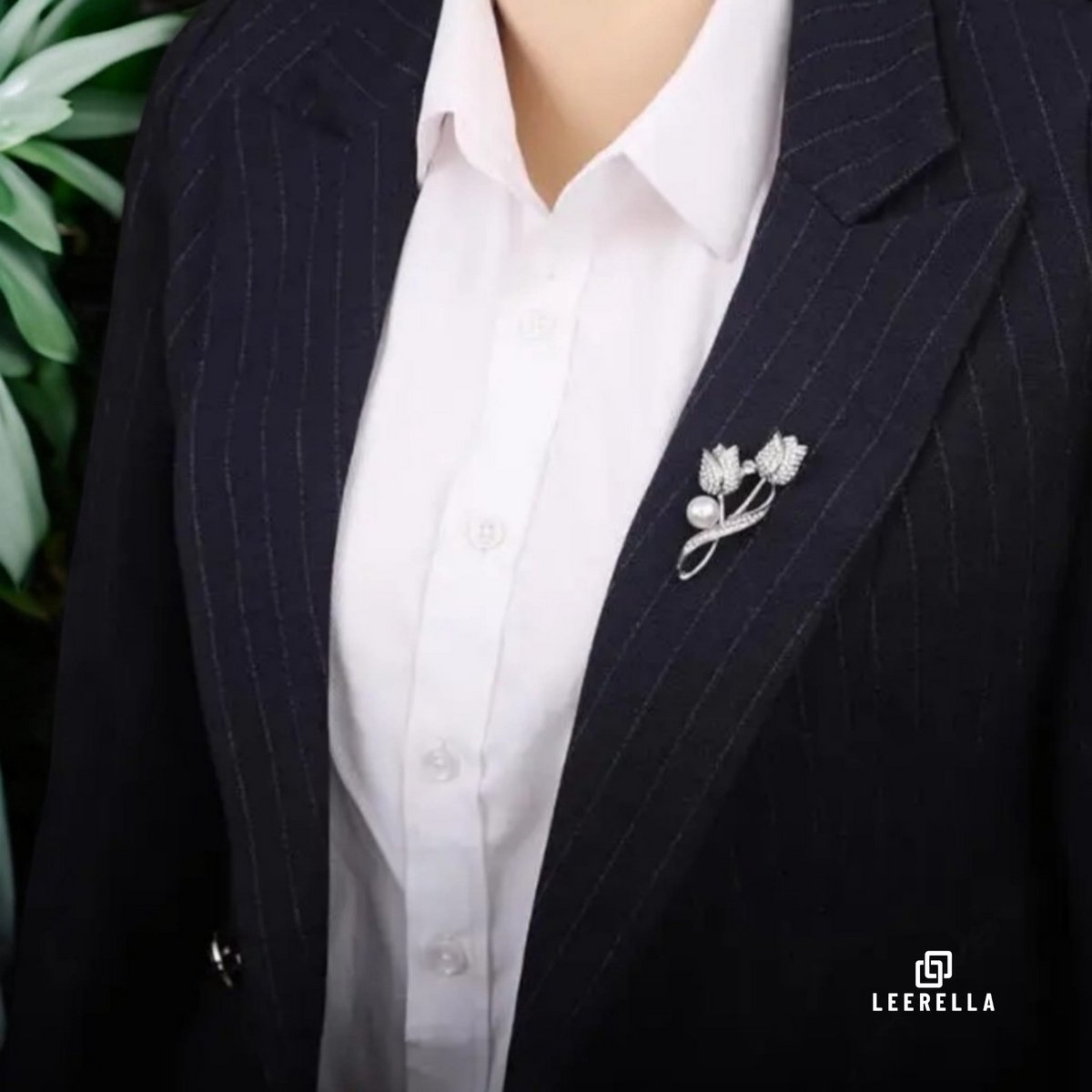 Leerella Luxueuze Tulpenbroche met Parel – Elegantie in Zilverkleur Broche