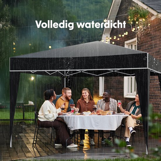 Groep mensen genietend van eten onder een zwarte partytent tijdens regen. De tekst "Volledig waterdicht" is zichtbaar.