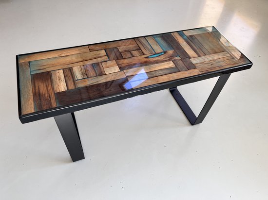 salontafel / kunstobject oud eikenhout in epoxy zwart stalen onderstel