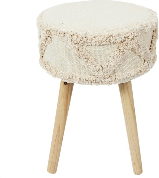 Beige krukje met ronde zitting en decoratieve franjes, op houten poten. Geïsoleerd op witte achtergrond.