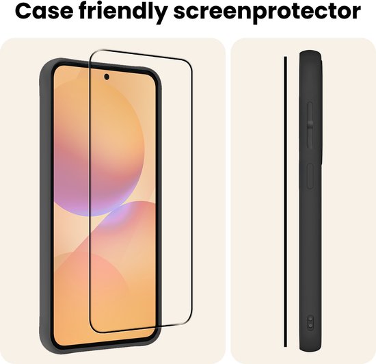 Schermprotector met zwarte randen geplaatst op een smartphone, met zijaanzicht van de smartphone.