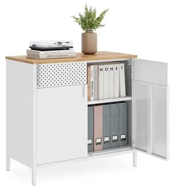 Witte opbergkast met houten bovenblad, open deur en perforatiepanelen. Bevat ordners, boeken en platenspeler.