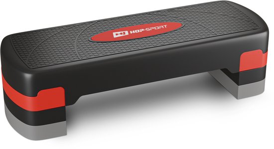Zwarte aerobic step met rode en grijze lagen aan de zijkanten. Het oppervlak is antislip met een rood logo.